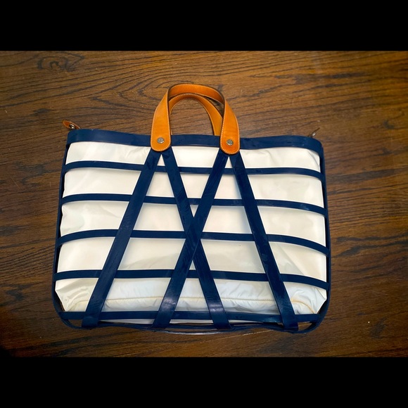 Exquisite Moncler Bag - Picture 5 of 9